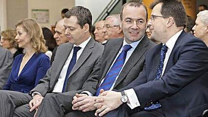 Christian Lange, Chef des Kreisverbands Bamberg (rechts) unterhält sich mit Manfred Weber, Fraktionschef der Europäischen Volkspartei. Foto: Matthias Hoch