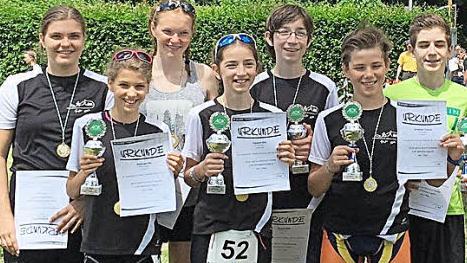 Die erfolgreiche Sch&uuml;ler-Mannschaft mit (v. l.) Eva St&uuml;binger, Ida St&uuml;binger, Inka Sch&auml;fer, Ella Dippold, Willi Dippold, Caspar Schweens und Jean Felix G&uuml;nther.