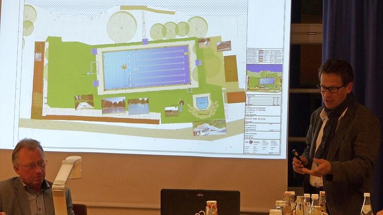 Planer Claus Kalb (r.) stellte seine Vorschl&auml;ge vor.  Foto: Pauline Lindner