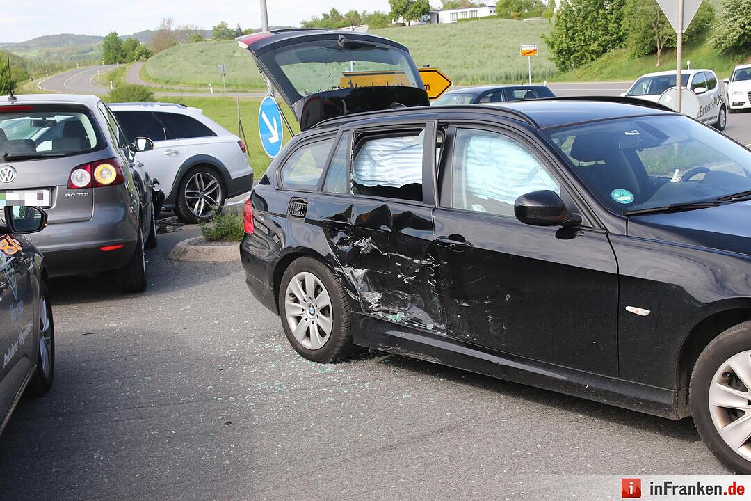 Kreis Coburg: Drei Verletzte und 30.000 Euro Sachschaden nach Vorfahrtsverletzung