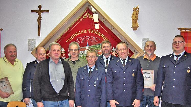 Der stellvertretende Kommandant Michael Nauth (rechts) dankte den anwesenden Feuerwehrkameraden für ihre 40-jährige (hintere Reihe) und 25-jährige Mitgliedschaft im Verein. Sigismund von Dobschütz
