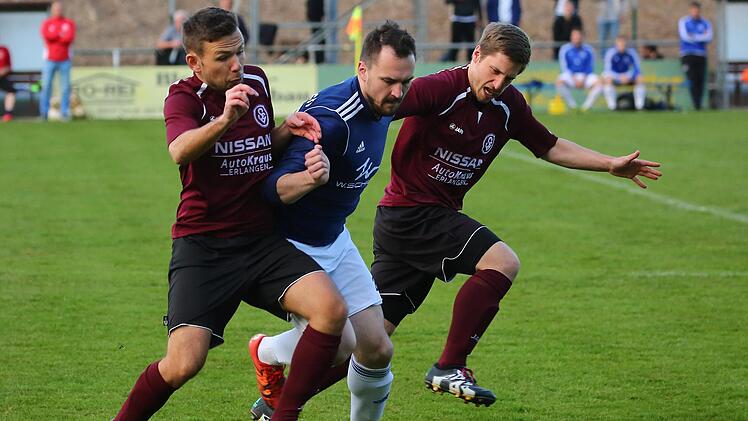 Erlangen´s Marco Müller (rot) versucht den Ball vor Amadeus Schramm vom VfL Frohnlach zu behaupten.Lisa Hümmer