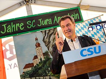 Markus Söder auf dem fränkischen Jura vor weiß-blauer Kirchturmkulisse Matthias Hoch
