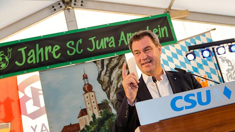 Markus Söder auf dem fränkischen Jura vor weiß-blauer Kirchturmkulisse Matthias Hoch