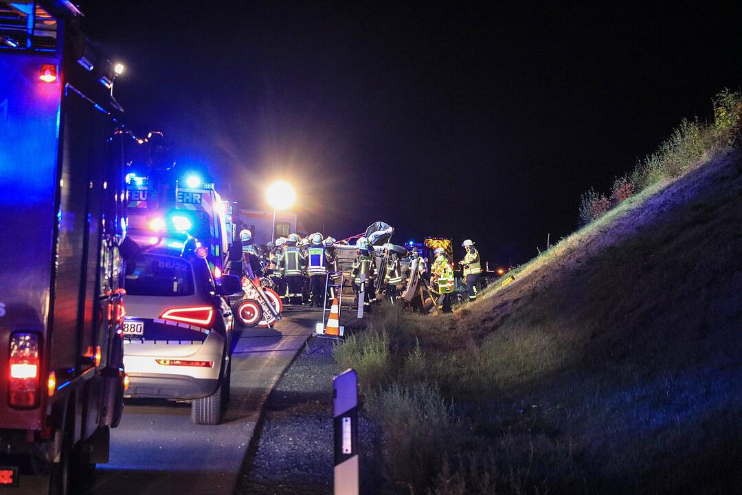 A70: Auto schleudert in Betonwand und überschlagt sich mehrfach - Familie schwer verletzt