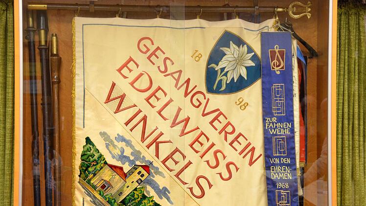 Die Fahne des nun aufgelösten Männergesangverein Edelweiß Winkels geht an die Stadt über. Das Vereinsheim, die "Alte Schule" war von der Kirchenstiftung gepachtet, diese wiederum hat einen Mietvertrag mit der Stadt Bad Kissingen.