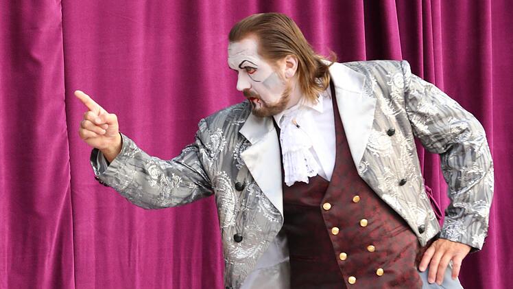 Die Vampirkomödie "Dracula -  Sippschaft mit Biss", zeigten die  Laienspieler des Heimatvereins Maßbach auf der Freilichtbühne im Innenhof  des Schrimpf'schen Schlosses.  Foto: Dieter Britz