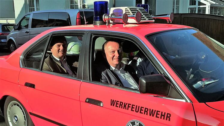 Landrat Thomas Bold (vorn) durfte als Schirmherr des Jubiläumsfestes gemeinsam mit dem Landtagsabgeordneten Sandro Kirchner des Festzug in einem Oldtimer-Einsatzwagen anführen. Foto: Sigismund von Dobschütz