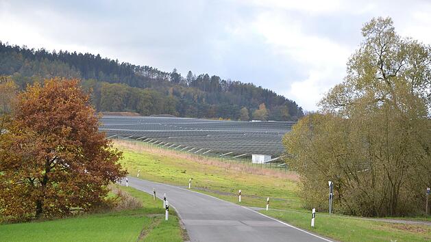 Gro&szlig;e Photovoltaikfelder wie hier bei Birkig sind eine M&ouml;glichkeit, die Stadt von gro&szlig;en Stromanbietern unabh&auml;ngig zu machen, doch auch ihr Potenzial ist nicht unersch&ouml;pflich.Rainer Lutz
