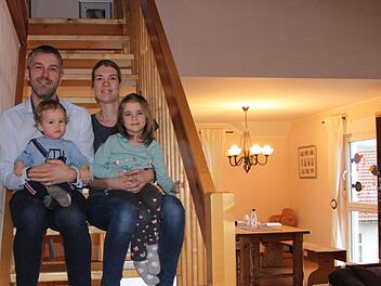 Mit seiner Familie wohnt Jochen Vogel in seinem Elternhaus in Motten. Seine Frau Claudia und er haben drei Kinder:  die siebenjährige Anna (fehlt auf dem Bild), die fünfjährige Klara und Sohn Toni. Er ist 15 Monate alt. Foto: Ulrike Müller