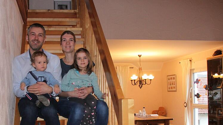 Mit seiner Familie wohnt Jochen Vogel in seinem Elternhaus in Motten. Seine Frau Claudia und er haben drei Kinder:  die siebenjährige Anna (fehlt auf dem Bild), die fünfjährige Klara und Sohn Toni. Er ist 15 Monate alt. Foto: Ulrike Müller