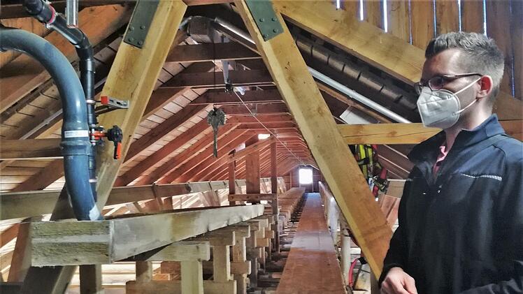 Matthias Lotz, Leiter Gebäudemanagement der Staatsbad GmbH, im Dachgeschoss des Gradierbau vor der Sole-Einlaufrinne.