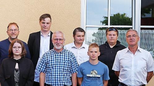 Die Abschlussschüler und -schülerinnen der Saaletal-Schule Hammelburg mit den Lehrkräften Klaus Wagner (links) und Holger Claßen (rechts) sowie dem Leiter der Außenstelle, Konrektor Joachim Wehner