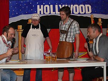 Ihre Vorstellungen von Erlebnisgastronomie gaben (von links) Heiko Will, Alexander Büchner, Jochen Vogel und Torsten Möller zum Besten. Das war einer von vielen Sketchen,in denen der Mottener Bürgermeister Jochen Vogel bereits bei den Mottener Büttenabdnenden zu sehen war. Fotos: Birgit Will