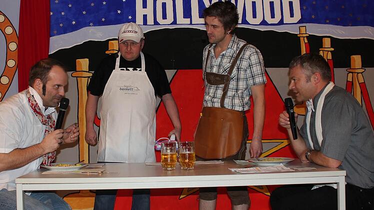 Ihre Vorstellungen von Erlebnisgastronomie gaben (von links) Heiko Will, Alexander Büchner, Jochen Vogel und Torsten Möller zum Besten. Das war einer von vielen Sketchen,in denen der Mottener Bürgermeister Jochen Vogel bereits bei den Mottener Büttenabdnenden zu sehen war. Fotos: Birgit Will