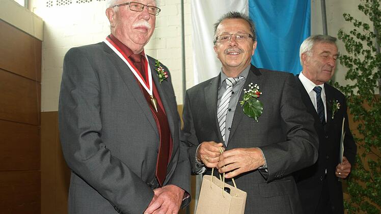 Für 40-jährige Tätigkeit als Feldgeschworener zeichnete stellvertretender Landrat Emil Müller (r.) Alfred Schubert aus.
