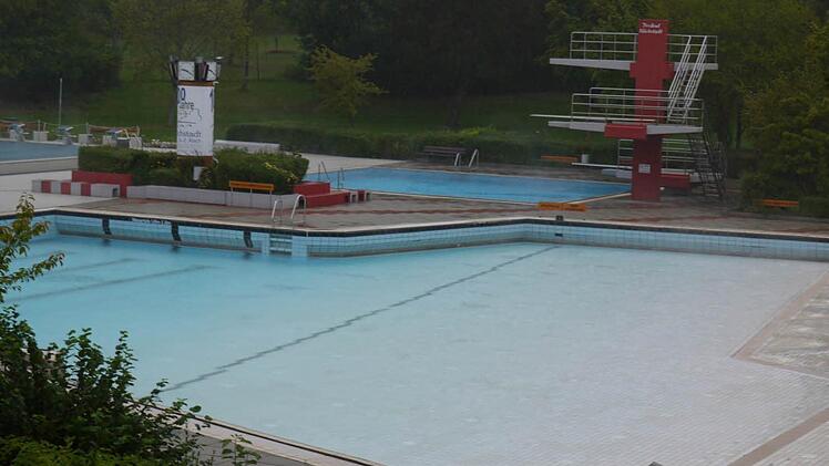 So leer war das Höchstadter Freibad heuer wegen des schlechten Wetters häufig. Foto: Pauline Lindner