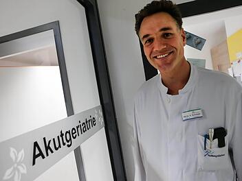 Frank Schröder ist Internist, Experte für Gefäßerkrankungen und Diabetologe. Mit der Eröffnung der akutgeriatrischen Abteilung im Haus Haßfurt der Haßberg-Kliniken im Frühjahr konnte er sich sein eigenes Team aufbauen. Foto: Matthias Hoch