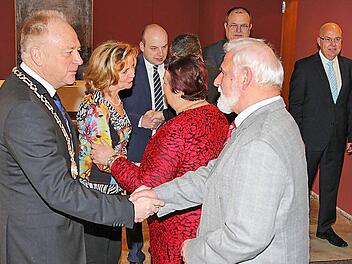 Unzählige Hände schüttelten Bürgermeister Helmut Blank (ganz links), Lydia Bangert, der Zweite Bürgermeister Michael Kastl, der Dritte Bürgermeister Axel Knauff und der geschäftsleitende Beamte Stefan Bierdimpfl. Auch Altbürgermeister Eugen Albert und Gattin Anneliese waren unter den Gästen.  Foto: Dieter Britz