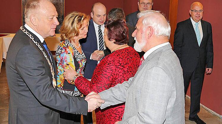 Unzählige Hände schüttelten Bürgermeister Helmut Blank (ganz links), Lydia Bangert, der Zweite Bürgermeister Michael Kastl, der Dritte Bürgermeister Axel Knauff und der geschäftsleitende Beamte Stefan Bierdimpfl. Auch Altbürgermeister Eugen Albert und Gattin Anneliese waren unter den Gästen.  Foto: Dieter Britz