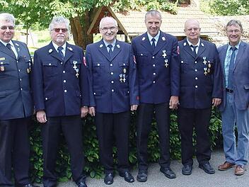 Ehrungen für 40 Jahre Dienst in der Feuerwehr: Kreisbrandmeister Wolfgang Kenner, Karl Klein, Gerhard Gunkel, Richard Ullrich, Jürgen Buberl und Zeitlofs´ Bürgermeister Wilhelm Friedrich. Foto: Brigitta Kempe-Wolf