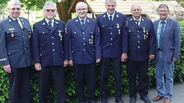 Ehrungen für 40 Jahre Dienst in der Feuerwehr: Kreisbrandmeister Wolfgang Kenner, Karl Klein, Gerhard Gunkel, Richard Ullrich, Jürgen Buberl und Zeitlofs´ Bürgermeister Wilhelm Friedrich. Foto: Brigitta Kempe-Wolf