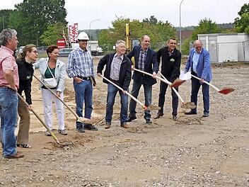 Mit dem traditionellen Spatenstich fiel der Startschuss für die Bauarbeiten.  Foto: Pauline Lindner