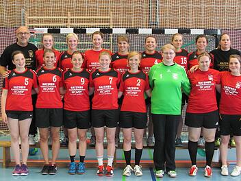 Nach dem Aufstieg in die Bezirksoberliga stellen sich die Eberner Handballerinnen erstmals vor eigenem Publikum vor. Im Bild hinten von links Oliver Hohmann (Trainer), Ute Geuß, Maria Götz, Annika Schmitt, Nina Wacker, Judith Reubel-Lange, Raphaela Hauguth, Noemi Schmitt, Sandra Zilli-Netzer (Trainerin), vorne von links Jutta Geuß, Caro Redai, Theresa von Rotenhan, Eva Zettelmeier, Svenja Limpert, Suse Schad, Mareike Lang, Marie Deublein. Es fehlen Jördis Göttel, Zeynep Karacam und Elisa Klein.
