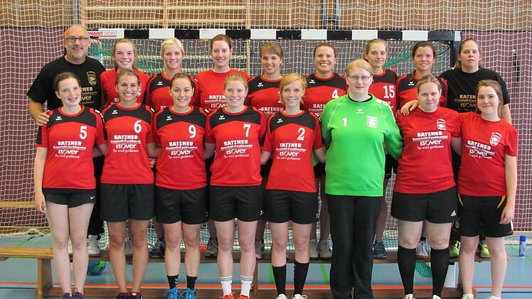 Nach dem Aufstieg in die Bezirksoberliga stellen sich die Eberner Handballerinnen erstmals vor eigenem Publikum vor. Im Bild hinten von links Oliver Hohmann (Trainer), Ute Geuß, Maria Götz, Annika Schmitt, Nina Wacker, Judith Reubel-Lange, Raphaela Hauguth, Noemi Schmitt, Sandra Zilli-Netzer (Trainerin), vorne von links Jutta Geuß, Caro Redai, Theresa von Rotenhan, Eva Zettelmeier, Svenja Limpert, Suse Schad, Mareike Lang, Marie Deublein. Es fehlen Jördis Göttel, Zeynep Karacam und Elisa Klein.