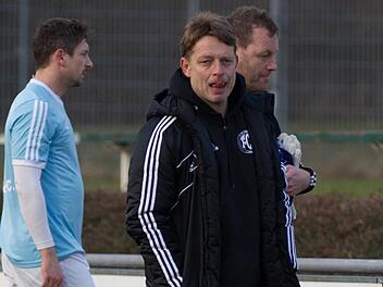 Peter Reichel (vorne) wird ab der Saison 2016/17 Trainer beim SV Friesen. Foto: Archiv/Wei&szlig;