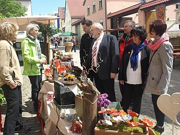 Die Wandlung in einen Künstler- und Bauernmarkt ist in Ebenhausen gelungen. Auf unserem Foto erklärt ein Korbflechter seine Arbeit Bürgermeister Franz Kuhn (links) und Marktleiter Peter Distler (Mitte), der acht Jahre diese Aufgabe betreute.  Foto: Stefan Geiger