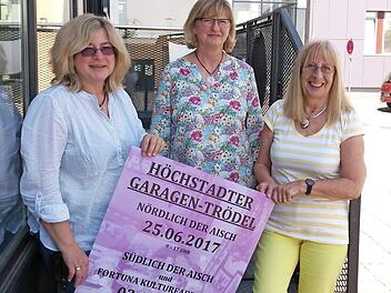 Die Organisatorinnen des Garagen-Trödels, Jeanette Exner, Konni Lühring und Anita Kopp (von links), erwarten heuer erstmals auch Anbieter im Hof der Fortuna Kulturfabrik.  Foto: Andreas Dorsch
