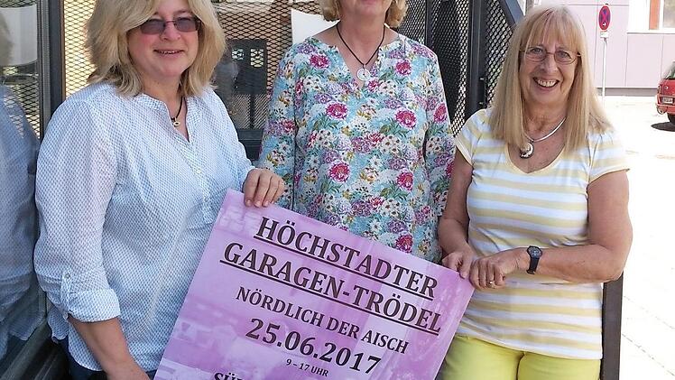 Die Organisatorinnen des Garagen-Trödels, Jeanette Exner, Konni Lühring und Anita Kopp (von links), erwarten heuer erstmals auch Anbieter im Hof der Fortuna Kulturfabrik.  Foto: Andreas Dorsch