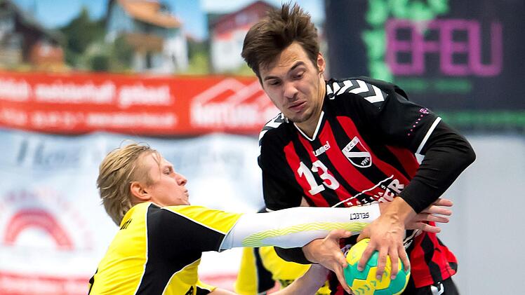 Seine Tore aus dem Rückraum braucht der FC Bad Brückenau für den angestrebten Klassenerhalt in der Bezirksoberliga: Tom Schumm (rechts).Anand Anders