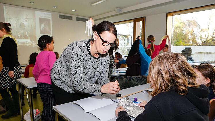 Schatten haben schon immer Künstlerinnen und Künstler inspiriert. Am Samstag auch die jungen Studierenden an der Bamberger Kinder-Uni.  Foto: Matthias Hoch