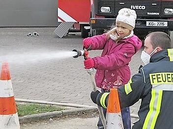 "Wasser marsch": Kindergartenkinder zu Besuch bei der Feuerwehr in Fuchsstadt.