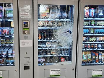 Die Täter haben die Scheibe des Automaten eingeschlagen.