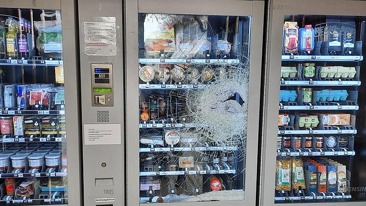 Die Täter haben die Scheibe des Automaten eingeschlagen.