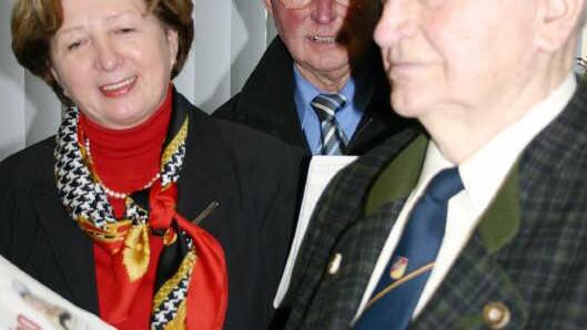 Katharina Nenninger, Herbert Kalb und Baptist Hempfling mit dem neuen FT. Foto: Müller.