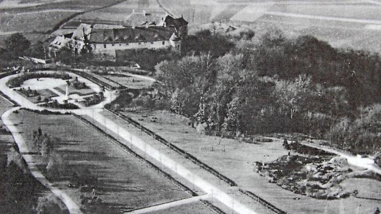 Anfang der 20er Jahre war die junge Lindenallee noch kaum als solche zu erkennen. Obelisk und steinerner Tisch (oben links) sowie das Alpinum (rechts im Bild) ragten aus den frischen Pflanzungen hervor.