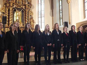 Die jungen Sängerinnen beim Konzert in der Herzogenauracher Stadtpfarrkirche.  Foto: Manrfred Welker