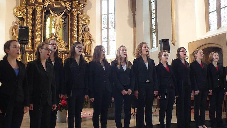 Die jungen Sängerinnen beim Konzert in der Herzogenauracher Stadtpfarrkirche.  Foto: Manrfred Welker