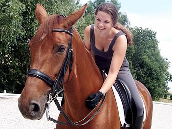Die Iphöferin Jelena Störk freut sich über ihren Dressur-Titel bei den Bayerischen Meisterschaften. Foto: Zimmermann