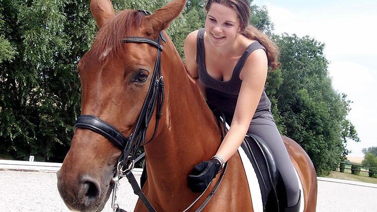 Die Iphöferin Jelena Störk freut sich über ihren Dressur-Titel bei den Bayerischen Meisterschaften. Foto: Zimmermann
