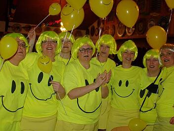 Einfach und wirkungsvoll waren die Smileys-Kostüme dieser Damen.  Fotos: Gabi Arnold