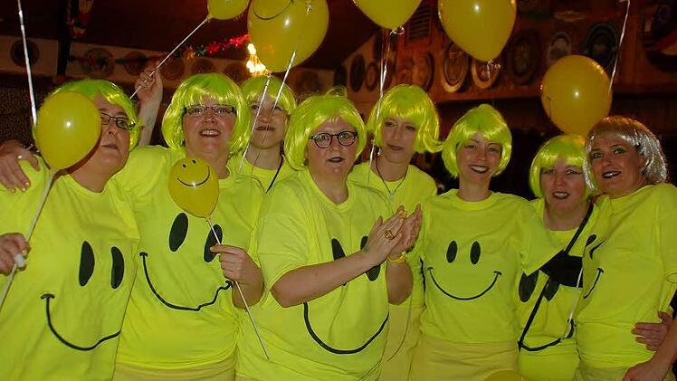 Einfach und wirkungsvoll waren die Smileys-Kostüme dieser Damen.  Fotos: Gabi Arnold