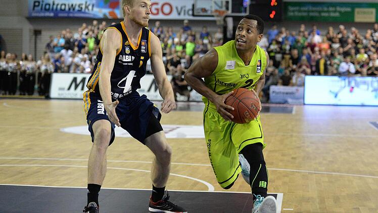 Tevon Hughes gegen Niels Giffey.