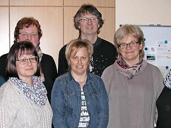 Der neue Vorstand besteht aus (vorne, von links) Nortrud Diez, Ruth Heim, Claudia Krakofsky, Ulrike Schramm und Eva Duda sowie (hinten, von links) Sonja Eckert und Burkard Diez.  Foto: Ewald Kiesel