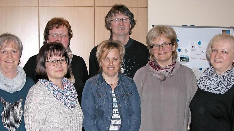 Der neue Vorstand besteht aus (vorne, von links) Nortrud Diez, Ruth Heim, Claudia Krakofsky, Ulrike Schramm und Eva Duda sowie (hinten, von links) Sonja Eckert und Burkard Diez.  Foto: Ewald Kiesel