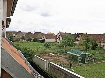 Aus dem Caritas-Jugendheim ein Blick auf den Bauplatz einer Eigentumswohnanlage, die ein senioren- oder behindertengerechtes Wohnen mitten in Pettstadt ermöglichen soll. Das Projekt ist mit seiner Länge von 65 Metern bei drei Vollgeschossen nicht unumstritten.  Foto: Werner Baier/Archiv